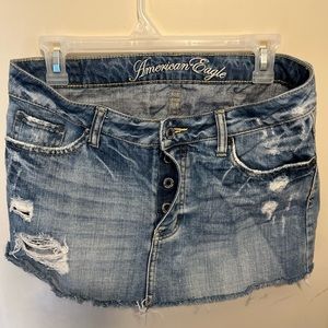 Women’s/ juniors AEO distressed jean skirt, button fly, size 6